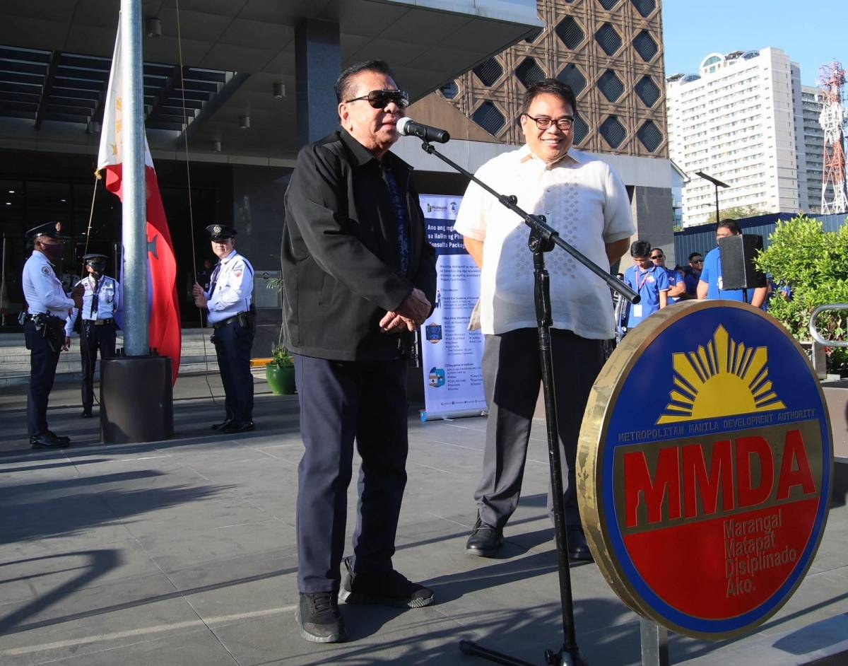 Former Ilocos Sur governor Chavit Singson chats with Metropolitan Manila Development Authority Chairman Don Artes at the MMDA headquarters in Pasig City on Monday, April 15, 2024. PHOTOS BY JOHN ORVEN VERDOTE