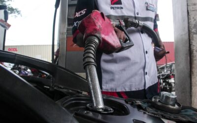 Motorists lineup at a gas station in Tondo, Manila on Tuesday, Jan. 10, 2023 as oil companies announce a drop in pump prices of petroleum products. PHOTO BY JOHN RYAN BALDEMOR