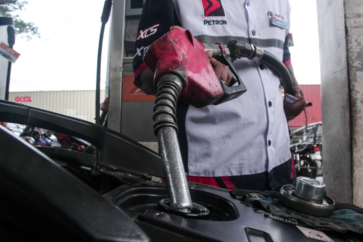 Motorists lineup at a gas station in Tondo, Manila on Tuesday, Jan. 10, 2023 as oil companies announce a drop in pump prices of petroleum products. PHOTO BY JOHN RYAN BALDEMOR