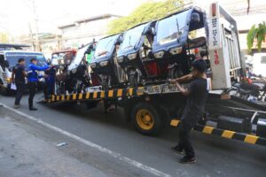 SEIZED Personnel of the Metropolitan Manila Development Authority strap e-trikes to a towing truck on Thursday, April 18, 2024. PHOTO BY MIKE ALQUINTO
