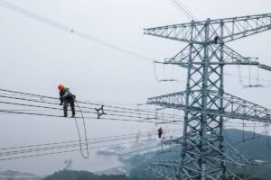 EFFICIENT MODEL This file photo photo shows technicians of State Grid Zhejiang Electric Power Co. checking power transmission lines to make sure the stable operation of local power supply in Zhoushan, east China's Zhejiang Province, on Oct. 23, 2020. XINHUA PHOTO