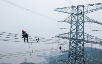 EFFICIENT MODEL This file photo photo shows technicians of State Grid Zhejiang Electric Power Co. checking power transmission lines to make sure the stable operation of local power supply in Zhoushan, east China's Zhejiang Province, on Oct. 23, 2020. XINHUA PHOTO