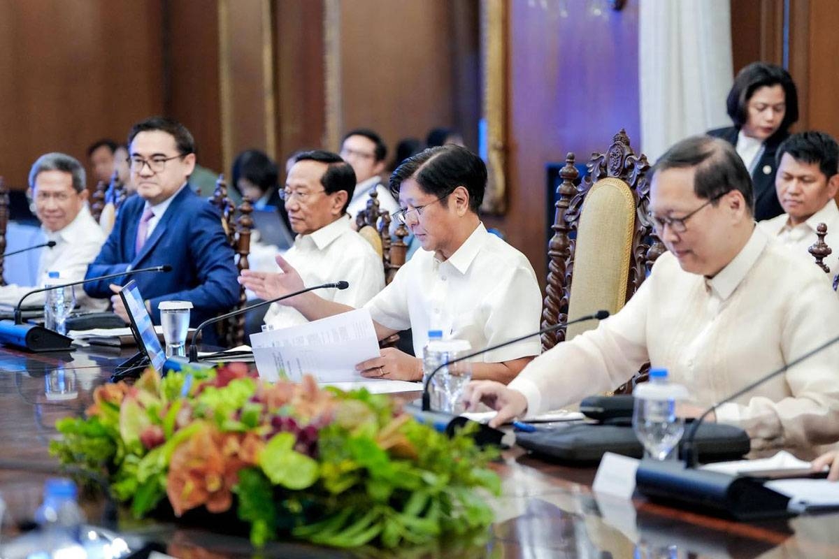 President Ferdinand Marcos Jr. accompanied by the Private Sector Advisory Council (PSAC) – Digital Sector Group, propels internet connectivity and one million digital jobs. Photo from PCO