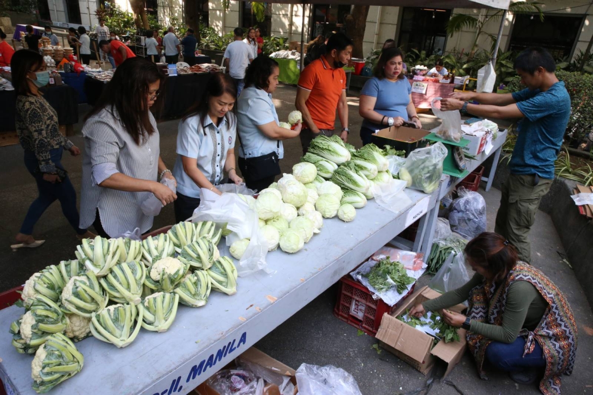 Manila City Hall employees buy cheaper agricultural items at the Kadiwa ng Pangulo at the Manila City Hall on Thursday, Feb. 29, 2024. PHOTOS BY RENE H. DILAN