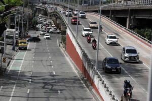 Motorists travel along EDSA-Kamuning Flyover southbound on Sunday April 7, 2024. The southbound side of the flyover will be partially closed for 11 months starting April 25  to give way for repairs. PHOTOS BY ISMAEL DE JUAN