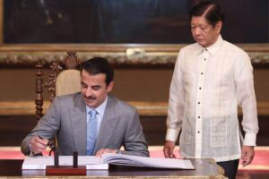 President Ferdinand Marcos Jr. welcomes Qatar's Emir Sheikh Tamim bin Hamad Al Thani as he arrives in Malacañang on Monday, April 22, 2024, for a two-day state visit. The two leaders are expected to exchange views on regional issues.
PPA POOL / MARIANNE BERMUDEZ