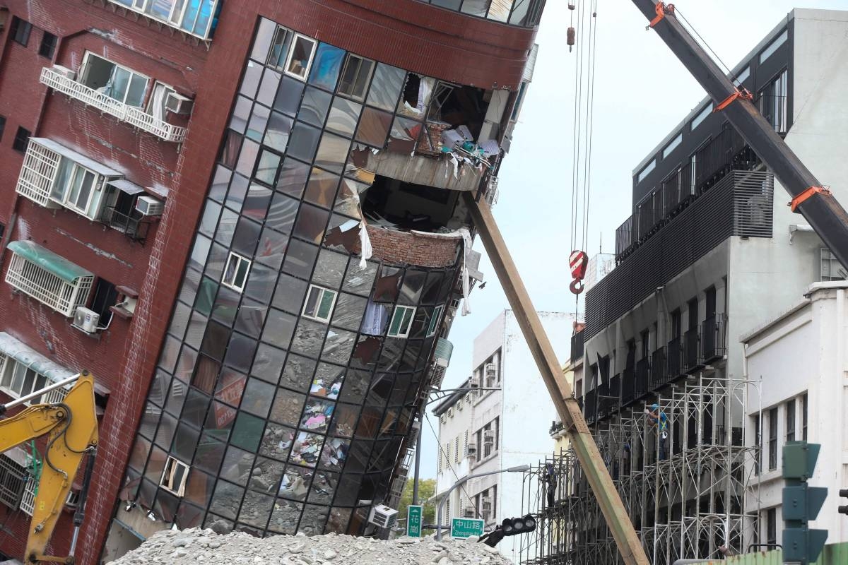 FAREWELL Heavy equipment is used to demolish the tilting Uranus building in Hualien on Friday, April 5, 2024. AFP Photo