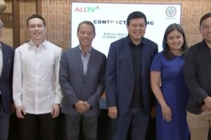 Also present at the contract signing were (from left) Katigbak, Vista Land and Lifescapes Inc. president and CEO Paolo Villar, ABS-CBN Chairman Mark Lopez, Villar Group Chairman Manny Villar, All Value Holdings Corp. president and CEO Camille Villar and Senator Mark Villar.