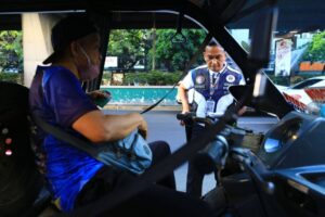 Personnel of the Manila Traffic and Parking Bureau issue violation tickets to electric bike and e-trike drivers on the first day of the ban on electric bikes and trikes. The  Metropolitan Manila Development Authority on Monday said apprehended drivers were given a warning but violation tickets will be issued beginning April 17, 2024. PHOTOS BY MIKE ALQUINTO