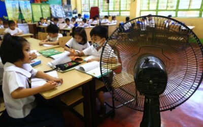 DepED Suspends Physical Classes Due to Heat Students of the Justo Lukban Elementary School in Paco, Manila gather near an electric fan during a face-to-face class on April 2, 2024. PHOTO BY MIKE ALQUINTO