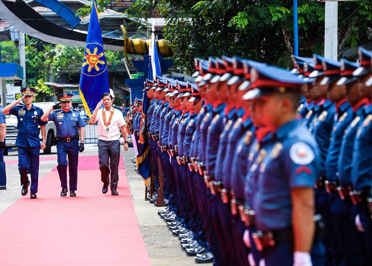 President Ferdinand Marcos Jr.  leads the graduation ceremony of the first batch of Moro combatants who successfully completed the Bangsamoro Police Basic Recruit Course (BPBRC). Photo from PCO