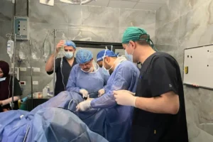 kuwaiti doctors operating a wounded gazan