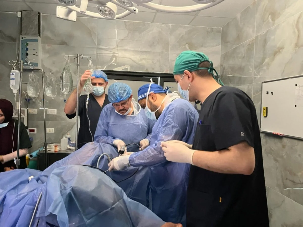 kuwaiti doctors operating a wounded gazan