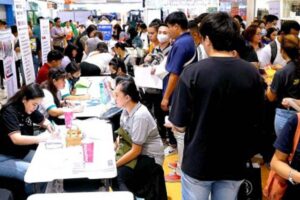 JOB HUNTERS. Jobseekers queue up in the hope of landing viable employment opportunities during a job fair held in a mall in Marikina on Labor Day on Wednesday (May 1, 2024). Some applicants were fortunate to get hired on the spot. (PNA photos by Ben Briones)