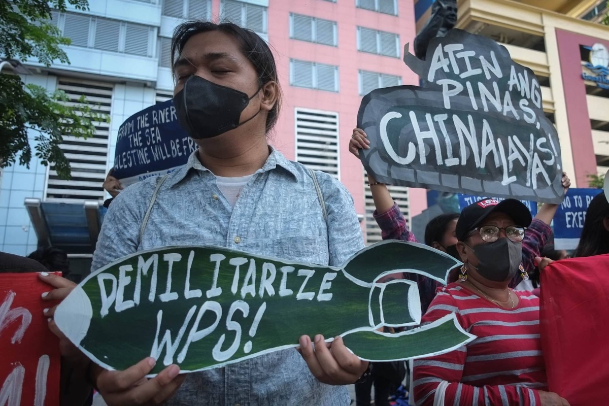 SUNDAY RALLY Members of Bayan Southern Tagalog hold a rally near the US Embassy in Manila on Sunday, May 5, 2024, to protest the Balikatan exercises and condemn China’s maritime aggression. PHOTO BY J. GERARD SEGUIA
