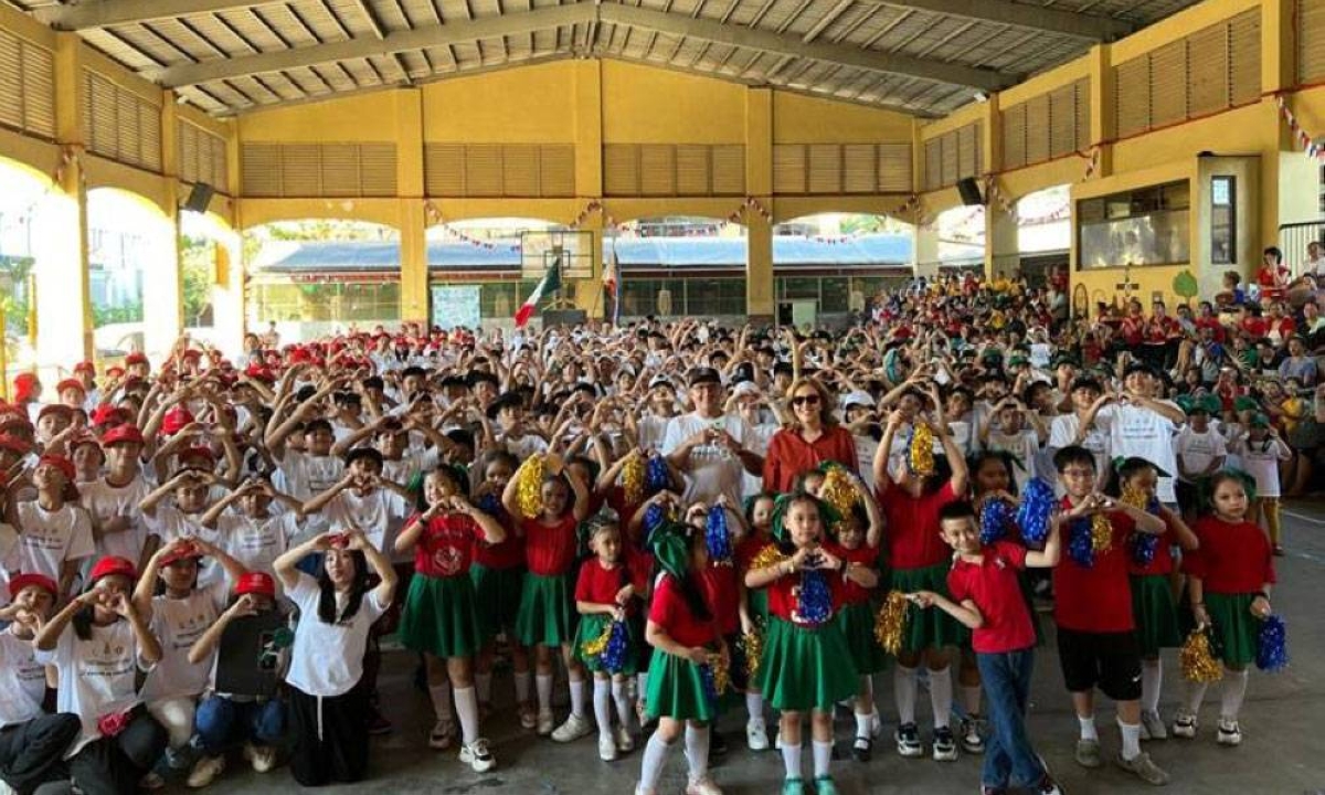 Italian Ambassador to the Philippines Marco Clemente and his wife, Maria Rosaria Brizi-Clemente, meet the youth of Tondo. CONTRIBUTED PHOTOS