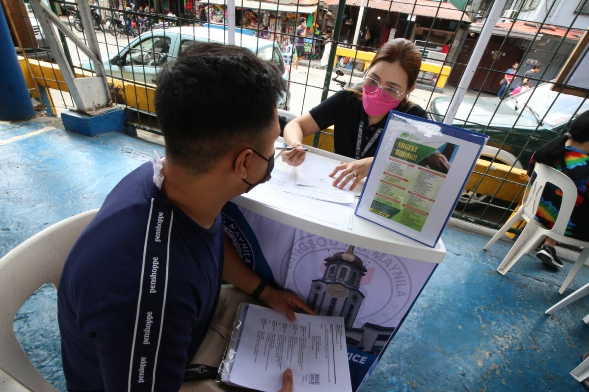 Unemployed Filipinos try to find work at the Applicants Public Employment Service Office in Manila on Wednesday, Feb. 8, 2023. The jobless rate rose to 4.3 percent from 4.2 percent in November, the Philippine Statistics Authority (PSA) reported on Wednesday, with 43,000 Filipinos aged 15 and above joining the ranks of the unemployed. PHOTO BY RENE H. DILAN