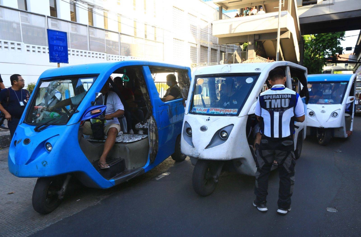 Tricycles, e-trikes and e-bikes ply EDSA near Pasay Rotonda on Monday, April 15, 2024. The Metropolitan Manila Development Authority moved the implementation of the ban on e-bikes to April 17 because of the two-day jeepney strike that started Monday. PHOTOS BY J. GERARD SEGUIA