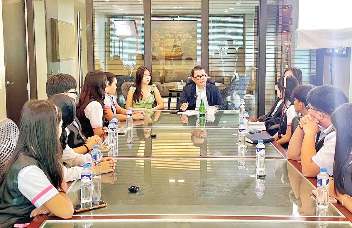 ‘Mentor in the boardroom’  Go Negosyo founder and RFM Corp. Chairman, President and Chief Executive Officer Jose Ma. ‘Joey’ Concepcion III talks to senior high school students from the Raja Soliman Science High School at the food and beverage giant’s boardroom in Mandaluyong City. Seated beside him is his daughter Bella Concepcion, an influencer and digital entrepreneur. Photo from Go Negosyo