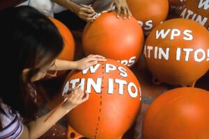 ANOTHER JOURNEY A member of Akbayan paints buoys on May 13, 2024 for the second civilian mission to the West Philippine Sea.
PHOTO BY JOHN ORVEN VERDOTE