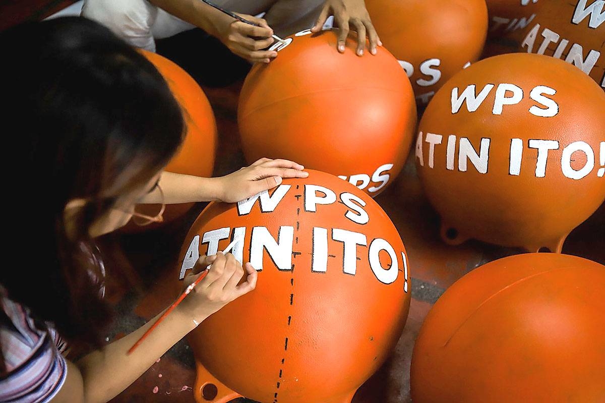 ANOTHER JOURNEY A member of Akbayan paints buoys on May 13, 2024 for the second civilian mission to the West Philippine Sea.
PHOTO BY JOHN ORVEN VERDOTE