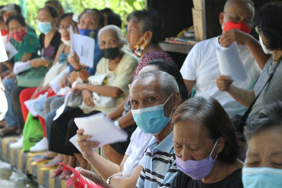 In this file photo Senior citizens of Bgy. 630 DIST. VI in Sta Mesa Manila linesup for their delayed social monthly pension because of pandemic. PHOTO BY: RENE H.