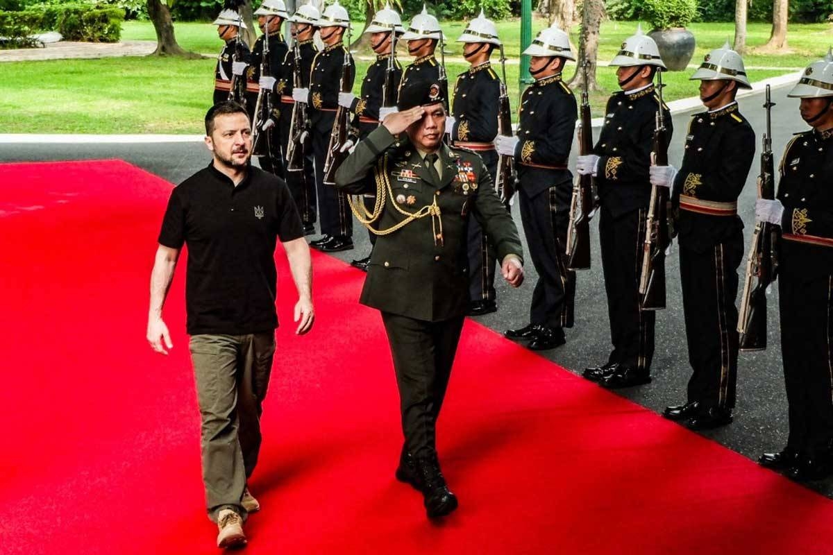 BRIEF VISIT Ukrainian President Volodymyr Zelenskyy troops the line during an arrival honors ceremony in Malacañang, where he had a brief meeting with President Ferdinand Marcos Jr. on June 3, 2024. CONTRIBUTED PHOTO