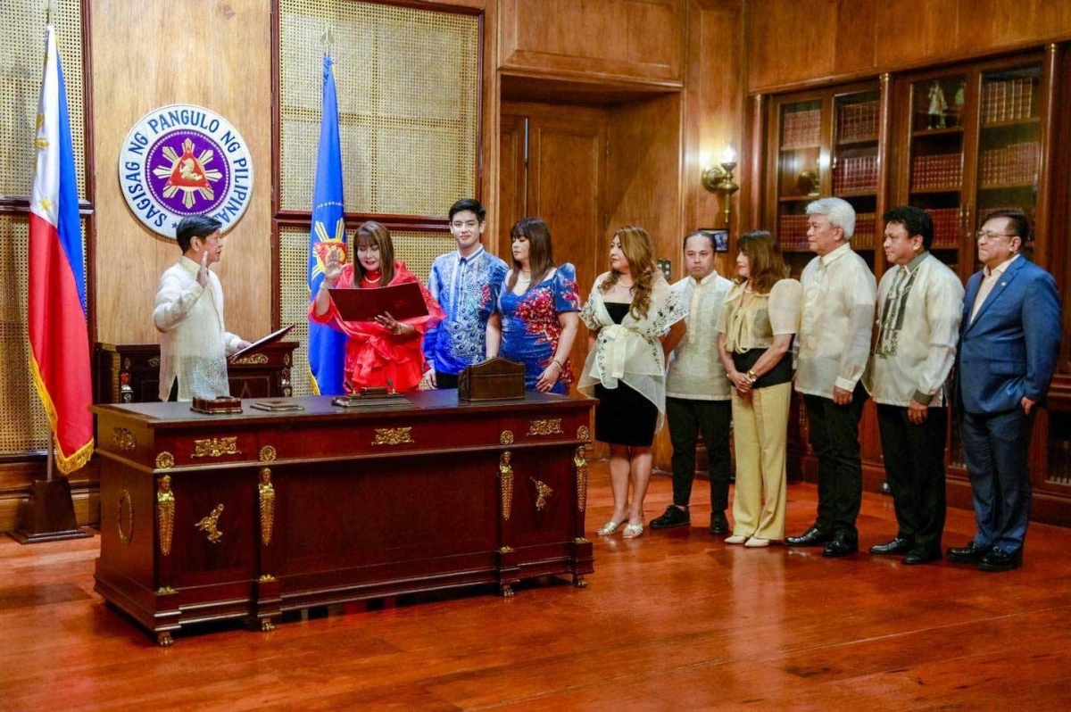 PBBM administers the oathtaking of Imelda Papin as acting member of the Board of Directors of the Philippine Charity Sweepstakes Office (PCSO). PCO Photo